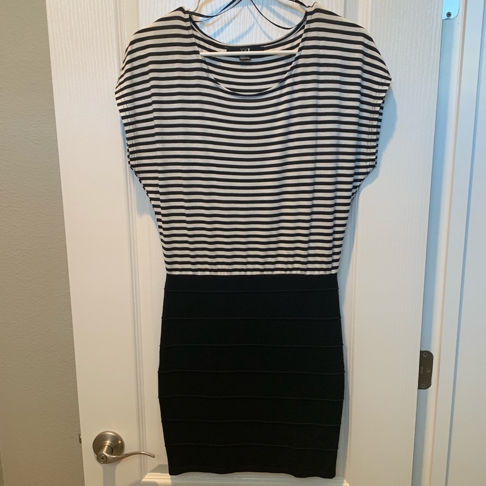 Forever 21 XXI Black and White Mini Dress - Size Medium